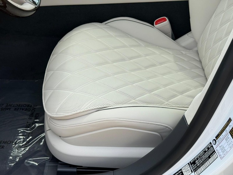 Mercedes-Benz S-Class Vehicle Full-screen Gallery Image 16