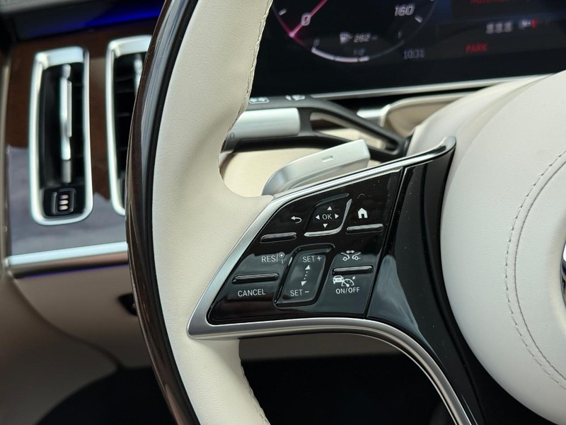 Mercedes-Benz S-Class Vehicle Full-screen Gallery Image 17