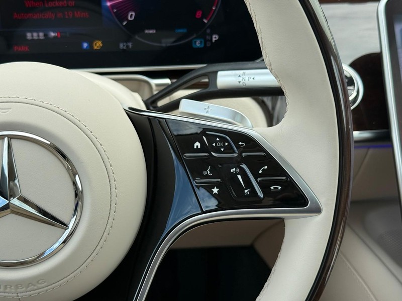 Mercedes-Benz S-Class Vehicle Full-screen Gallery Image 18