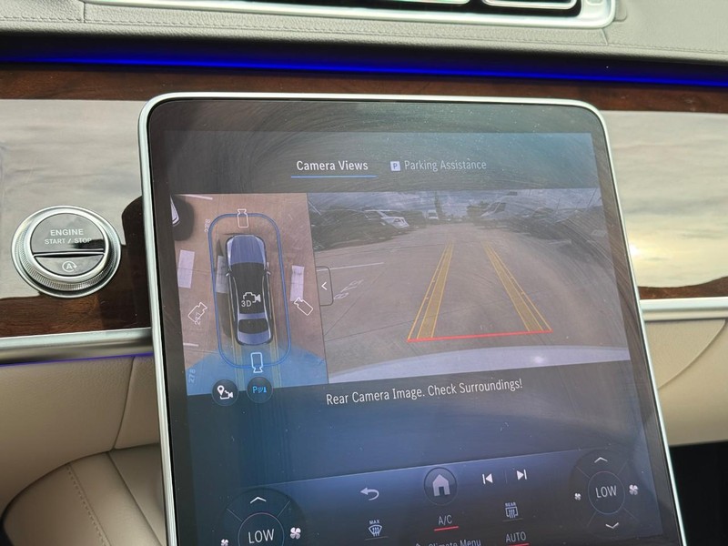 Mercedes-Benz S-Class Vehicle Full-screen Gallery Image 19
