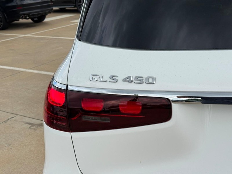 Mercedes-Benz GLS Vehicle Full-screen Gallery Image 4