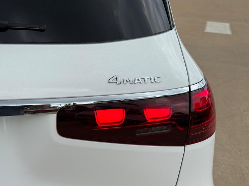 Mercedes-Benz GLS Vehicle Full-screen Gallery Image 5