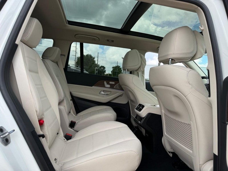 Mercedes-Benz GLS Vehicle Full-screen Gallery Image 8