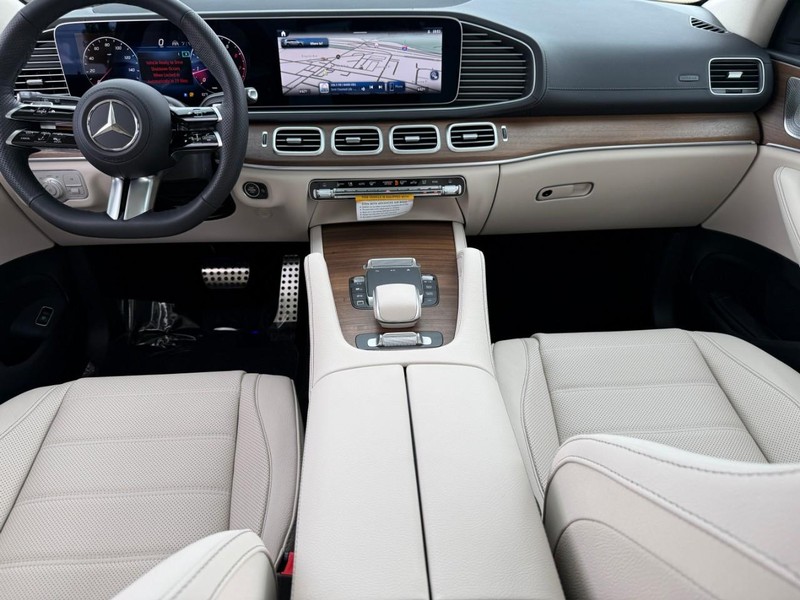 Mercedes-Benz GLS Vehicle Full-screen Gallery Image 9