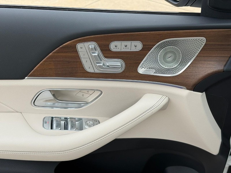 Mercedes-Benz GLS Vehicle Full-screen Gallery Image 13