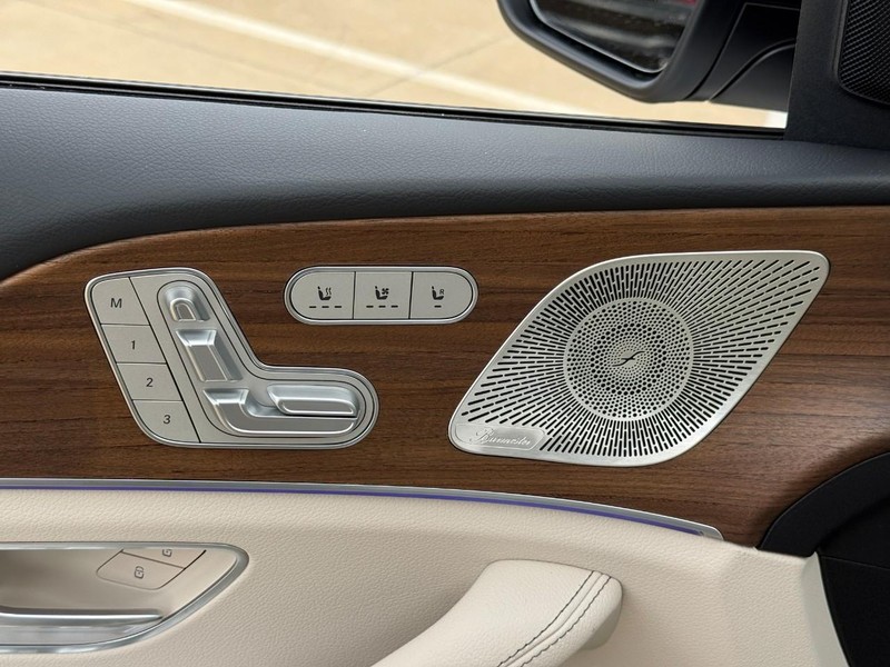 Mercedes-Benz GLS Vehicle Full-screen Gallery Image 14