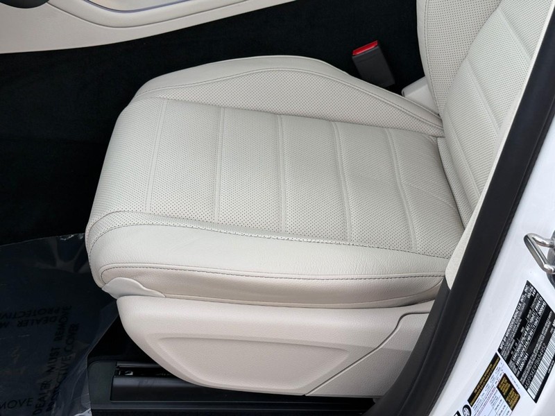 Mercedes-Benz GLS Vehicle Full-screen Gallery Image 15