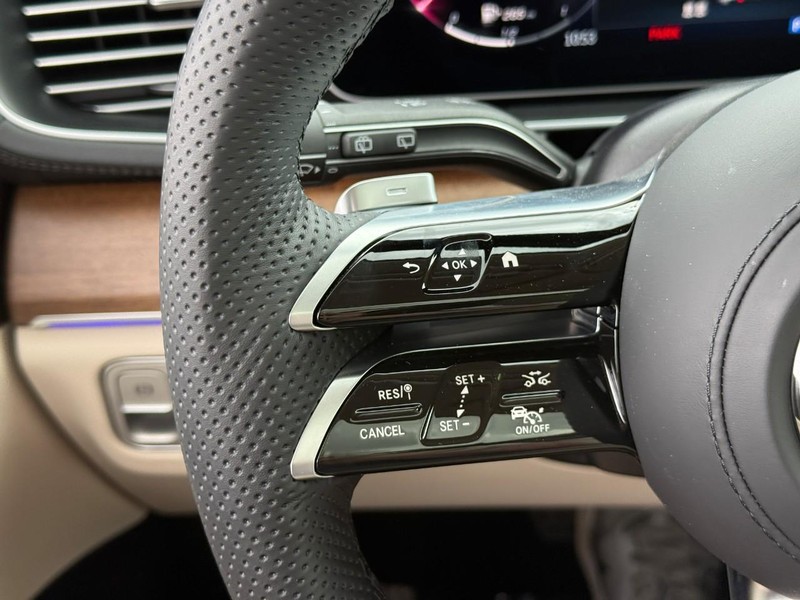 Mercedes-Benz GLS Vehicle Full-screen Gallery Image 16