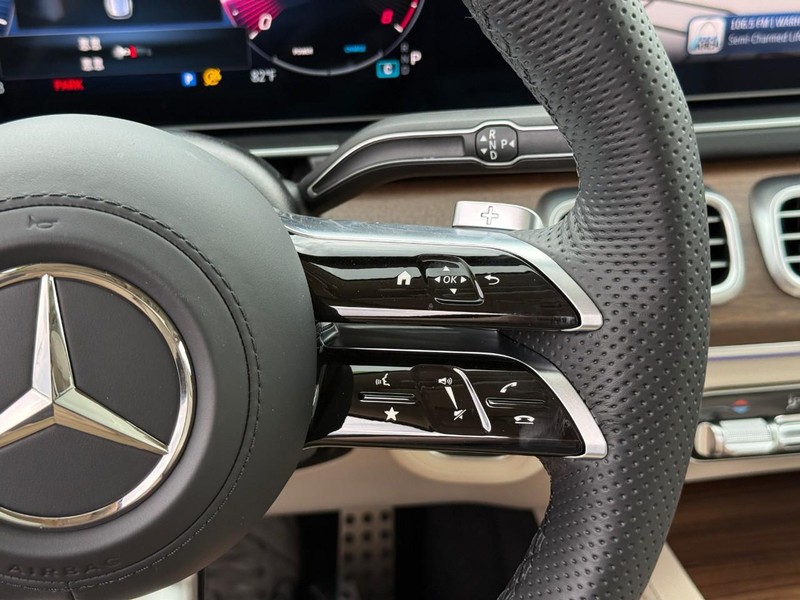 Mercedes-Benz GLS Vehicle Full-screen Gallery Image 17