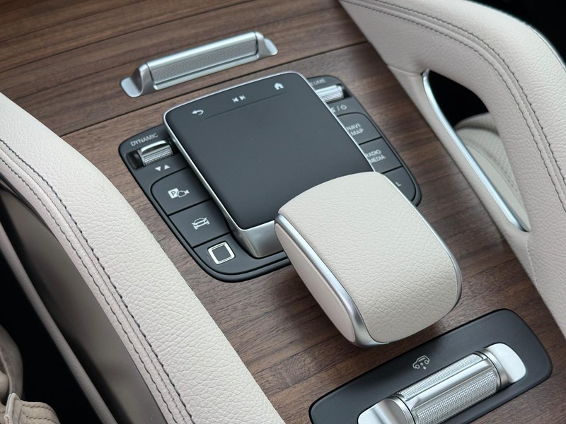 Mercedes-Benz GLS Vehicle Full-screen Gallery Image 18