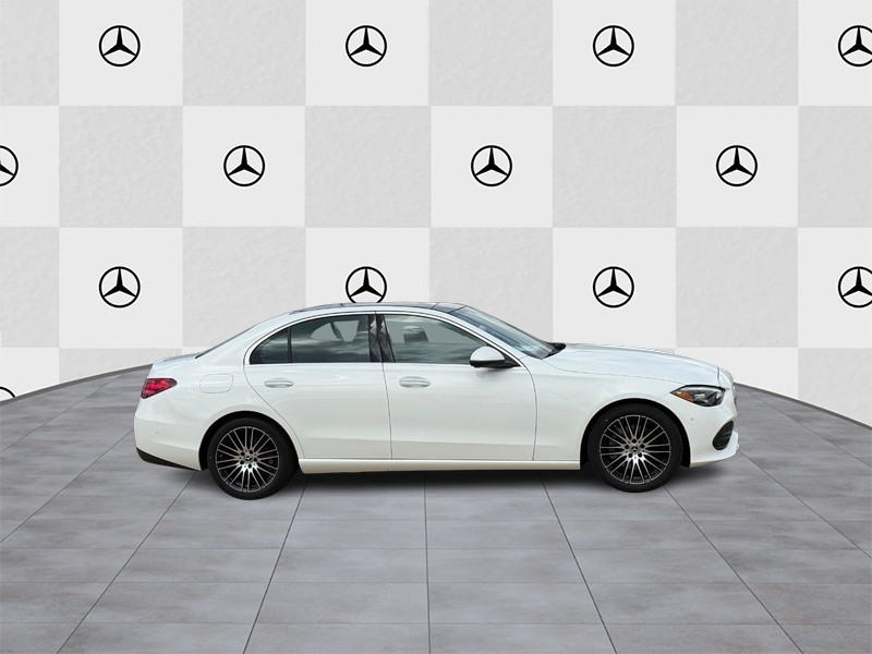 Mercedes-Benz C-Class Vehicle Full-screen Gallery Image 2