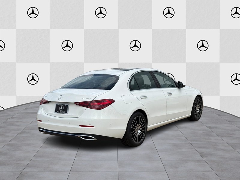 Mercedes-Benz C-Class Vehicle Full-screen Gallery Image 3