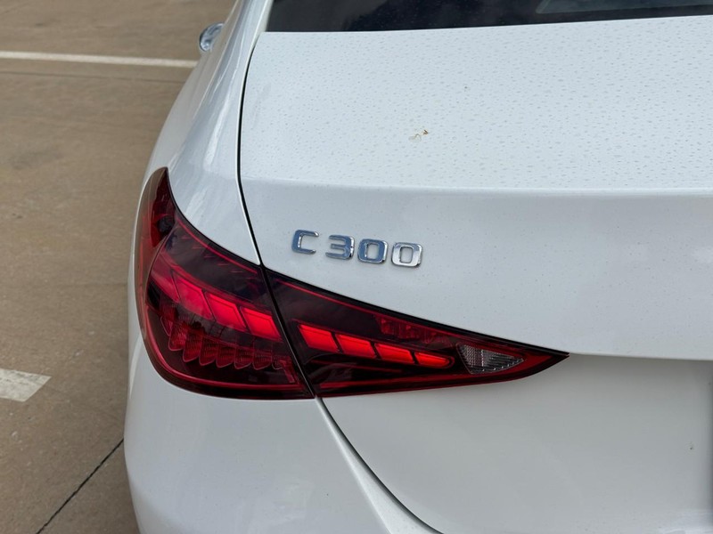 Mercedes-Benz C-Class Vehicle Full-screen Gallery Image 4