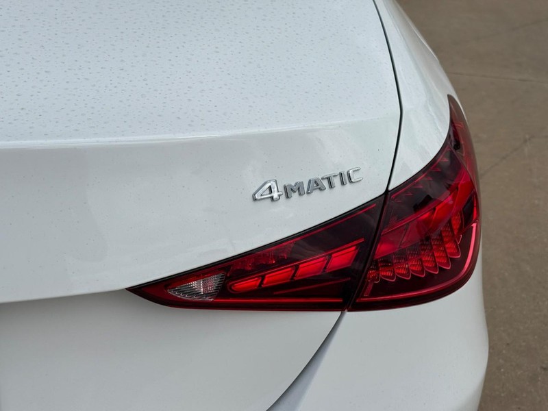 Mercedes-Benz C-Class Vehicle Full-screen Gallery Image 5