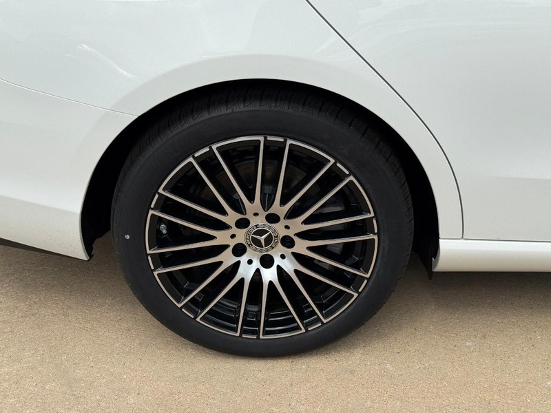 Mercedes-Benz C-Class Vehicle Full-screen Gallery Image 6