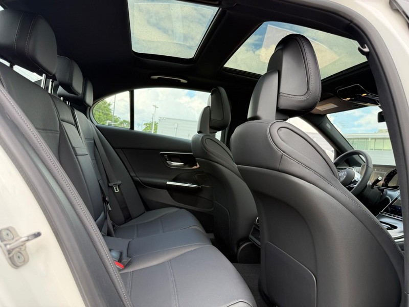 Mercedes-Benz C-Class Vehicle Full-screen Gallery Image 7