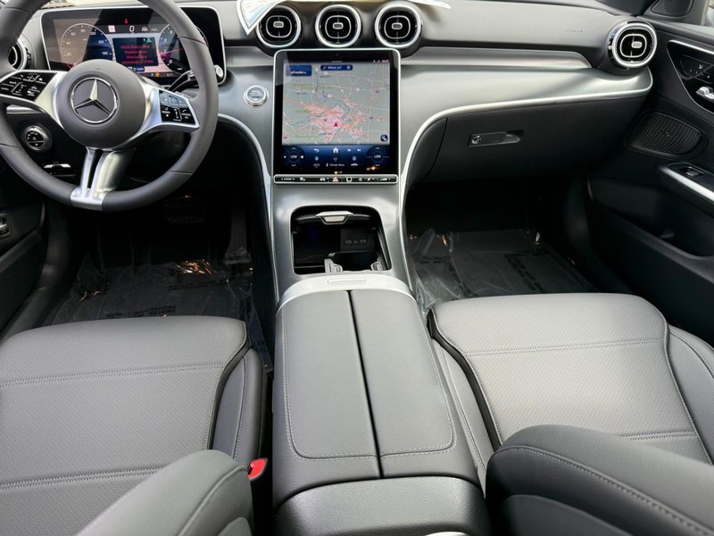 Mercedes-Benz C-Class Vehicle Full-screen Gallery Image 8
