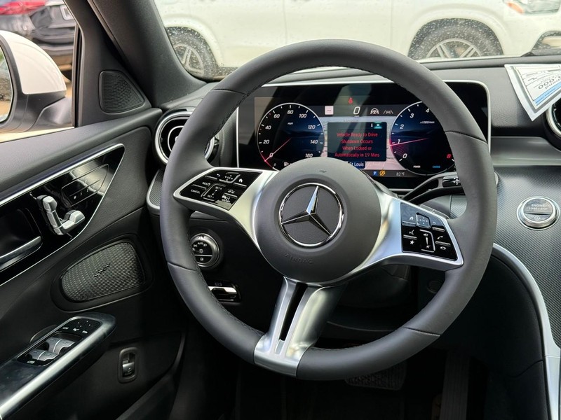 Mercedes-Benz C-Class Vehicle Full-screen Gallery Image 9