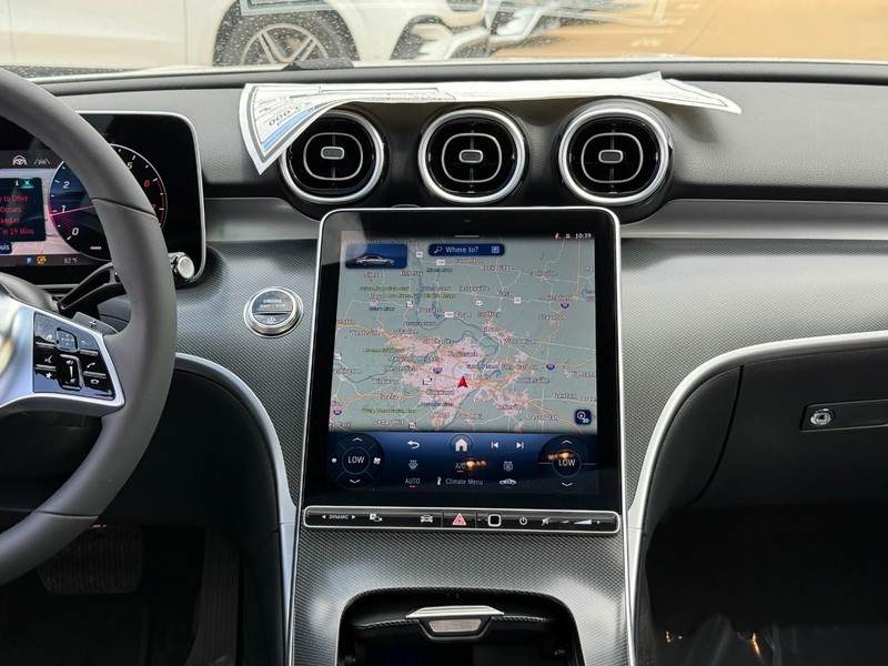 Mercedes-Benz C-Class Vehicle Full-screen Gallery Image 10