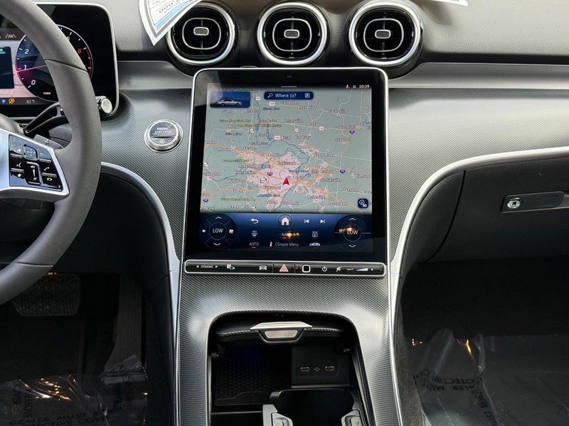 Mercedes-Benz C-Class Vehicle Full-screen Gallery Image 11