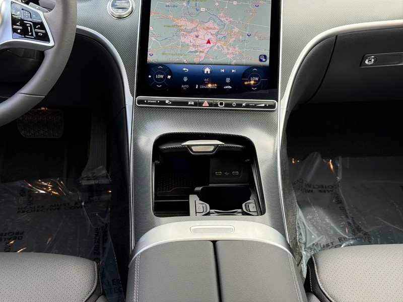 Mercedes-Benz C-Class Vehicle Full-screen Gallery Image 12