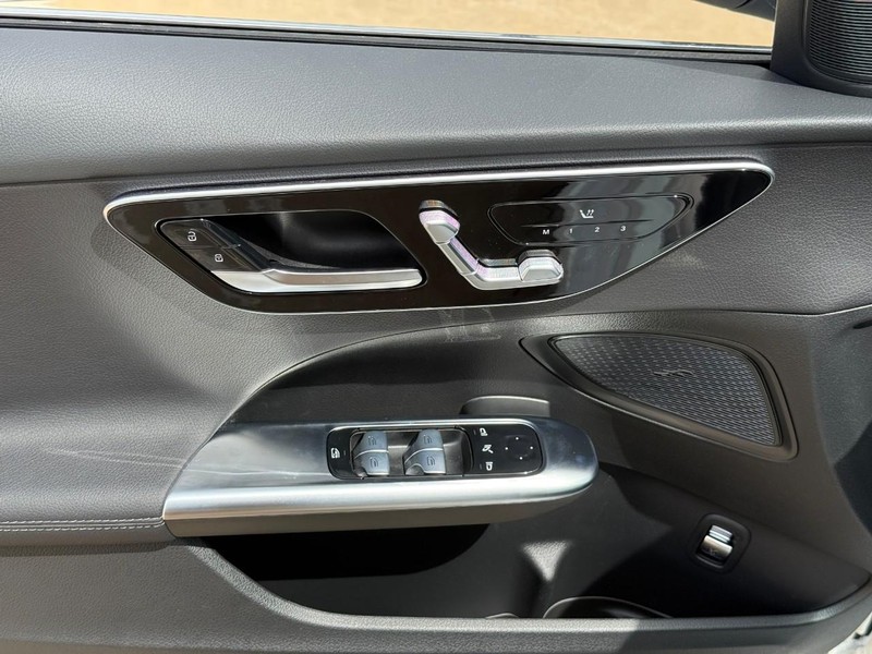 Mercedes-Benz C-Class Vehicle Full-screen Gallery Image 13