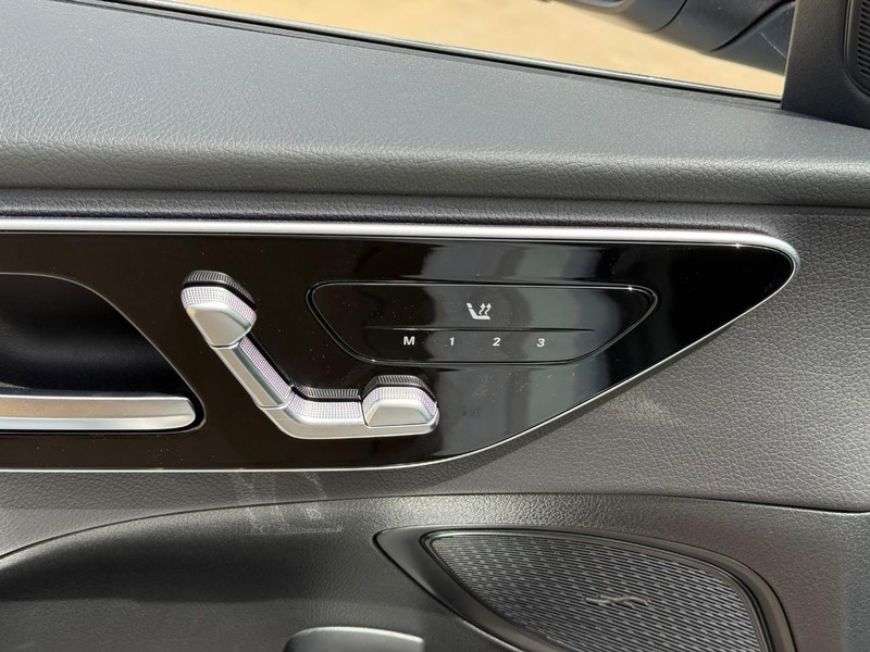 Mercedes-Benz C-Class Vehicle Full-screen Gallery Image 14