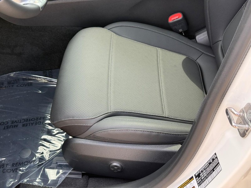 Mercedes-Benz C-Class Vehicle Full-screen Gallery Image 15