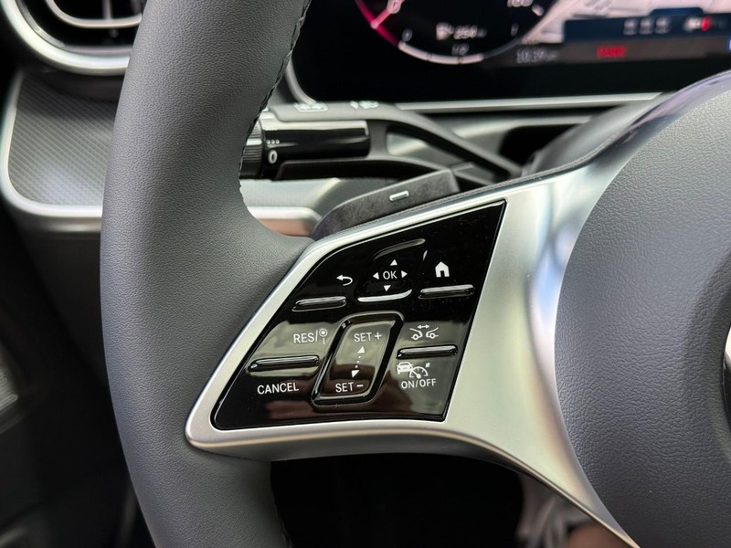 Mercedes-Benz C-Class Vehicle Full-screen Gallery Image 16