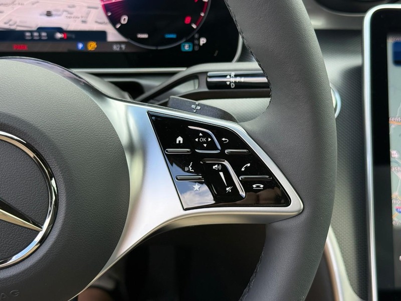 Mercedes-Benz C-Class Vehicle Full-screen Gallery Image 17