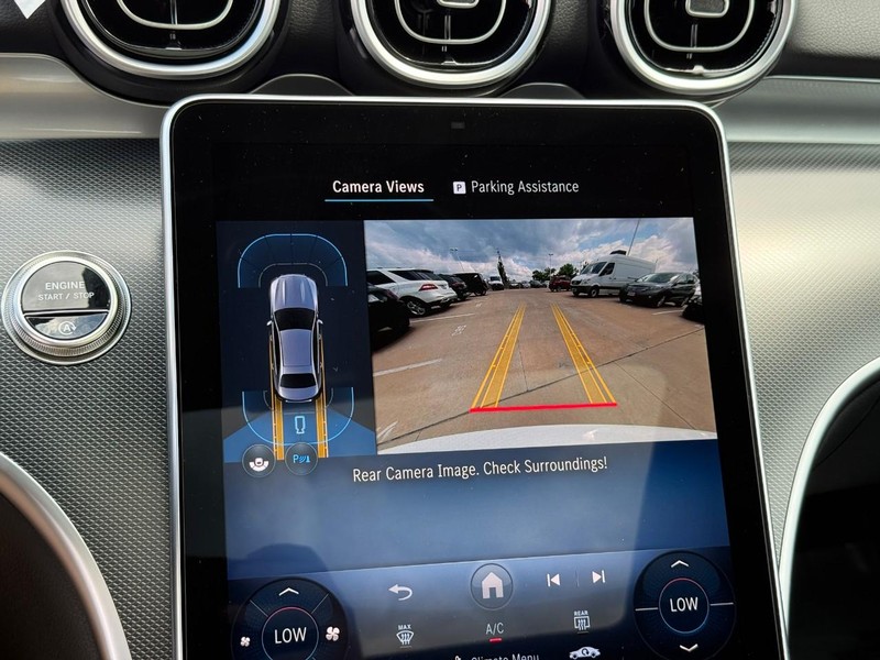 Mercedes-Benz C-Class Vehicle Full-screen Gallery Image 18