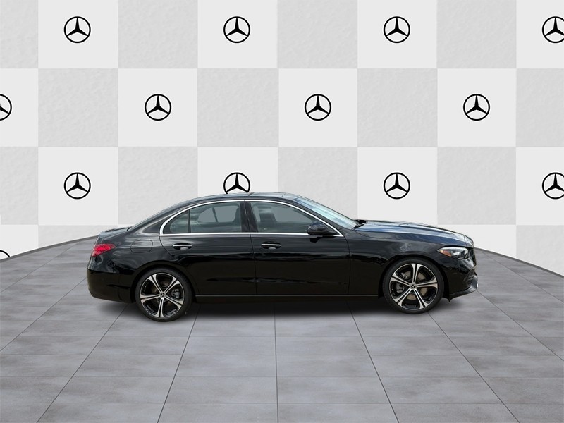 Mercedes-Benz C-Class Vehicle Full-screen Gallery Image 2