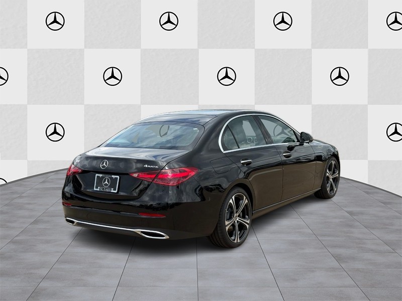 Mercedes-Benz C-Class Vehicle Full-screen Gallery Image 3