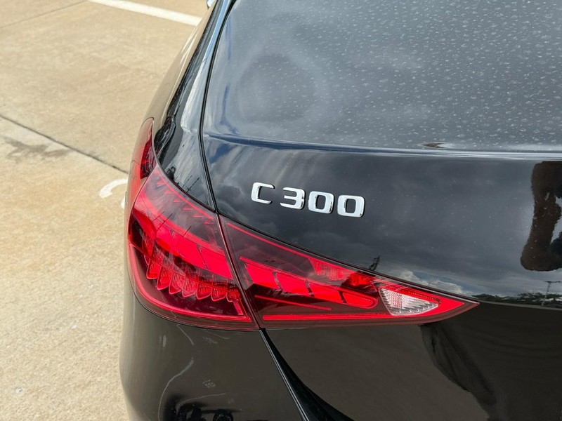 Mercedes-Benz C-Class Vehicle Full-screen Gallery Image 4