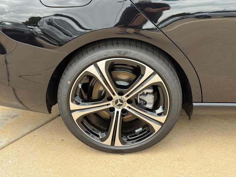 Mercedes-Benz C-Class Vehicle Full-screen Gallery Image 7