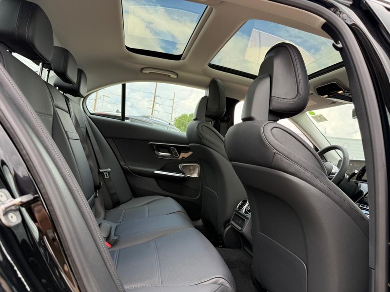 Mercedes-Benz C-Class Vehicle Full-screen Gallery Image 8