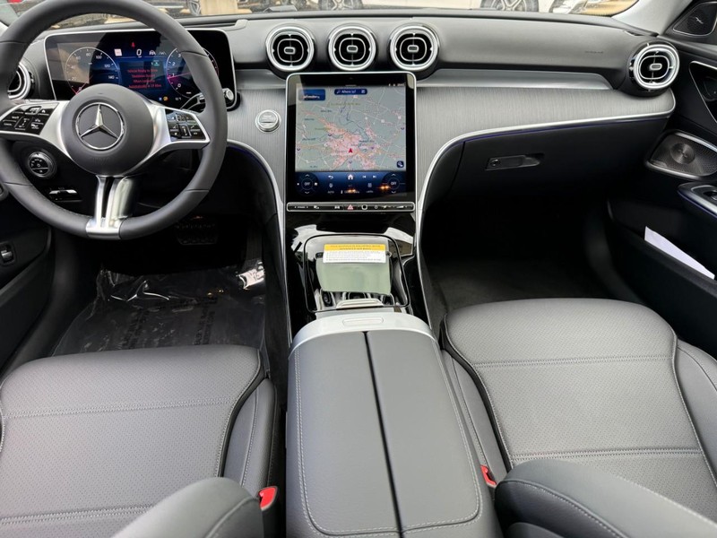 Mercedes-Benz C-Class Vehicle Full-screen Gallery Image 9