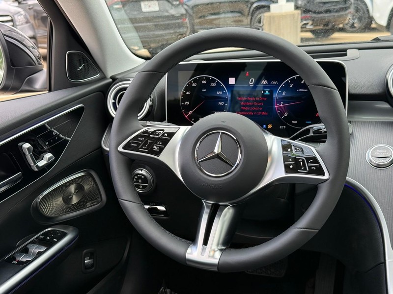 Mercedes-Benz C-Class Vehicle Full-screen Gallery Image 10