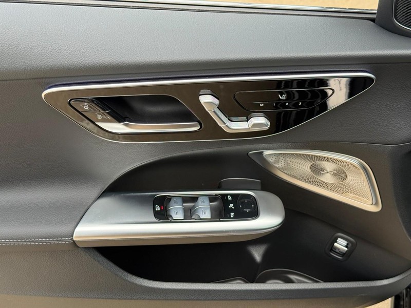 Mercedes-Benz C-Class Vehicle Full-screen Gallery Image 13