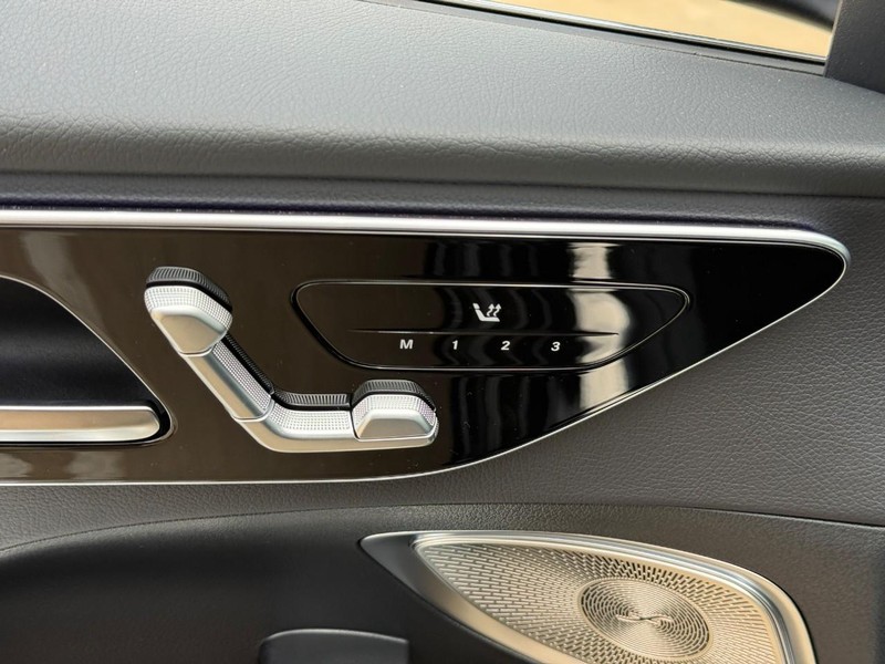 Mercedes-Benz C-Class Vehicle Full-screen Gallery Image 14