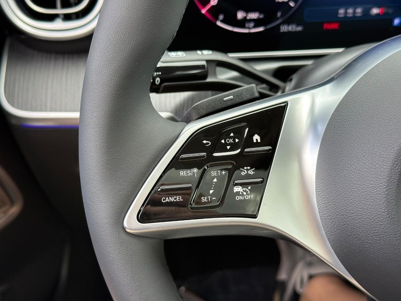 Mercedes-Benz C-Class Vehicle Full-screen Gallery Image 16