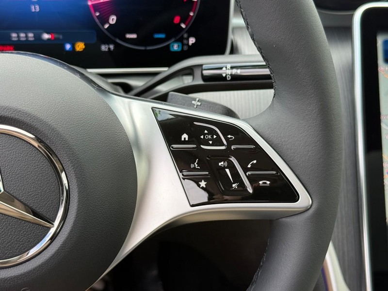Mercedes-Benz C-Class Vehicle Full-screen Gallery Image 17