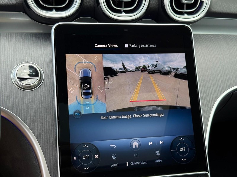 Mercedes-Benz C-Class Vehicle Full-screen Gallery Image 18