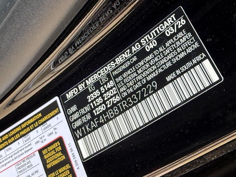 Mercedes-Benz C-Class Vehicle Full-screen Gallery Image 19
