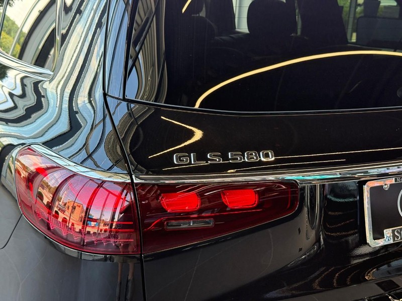 Mercedes-Benz GLS Vehicle Full-screen Gallery Image 5