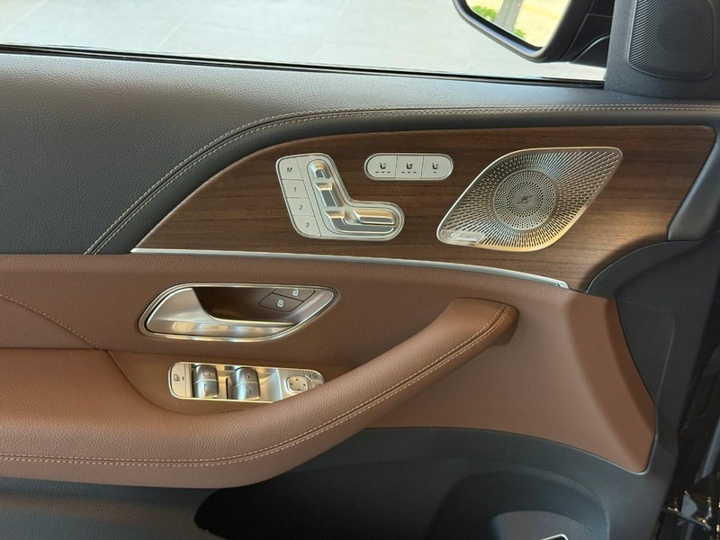Mercedes-Benz GLS Vehicle Full-screen Gallery Image 8