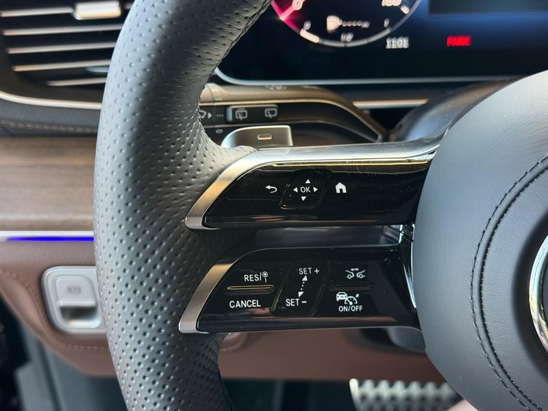 Mercedes-Benz GLS Vehicle Full-screen Gallery Image 11