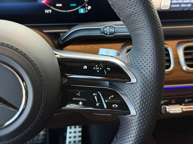 Mercedes-Benz GLS Vehicle Full-screen Gallery Image 12