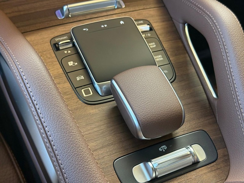 Mercedes-Benz GLS Vehicle Full-screen Gallery Image 13