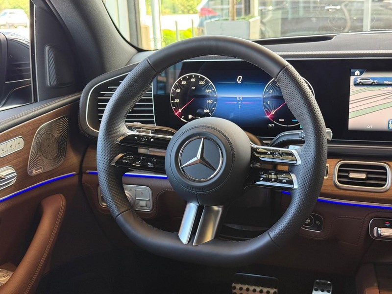 Mercedes-Benz GLS Vehicle Full-screen Gallery Image 16